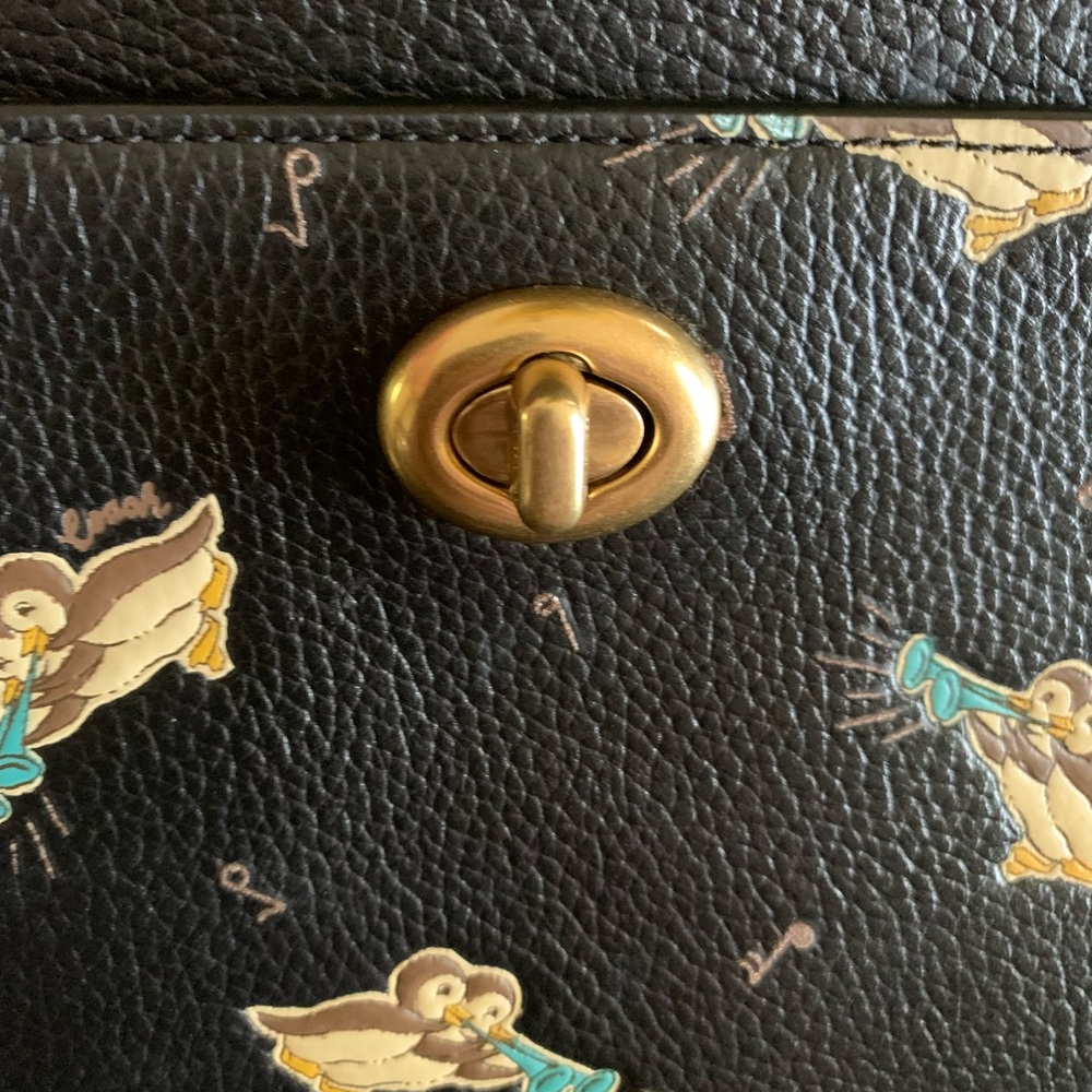 Coach leather penguin trumpet bag with iPod case Missing hanging tag and strap - Picture 8 of 11